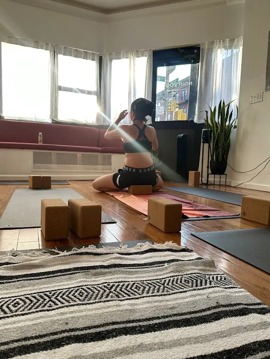 Noir Yoga 4
