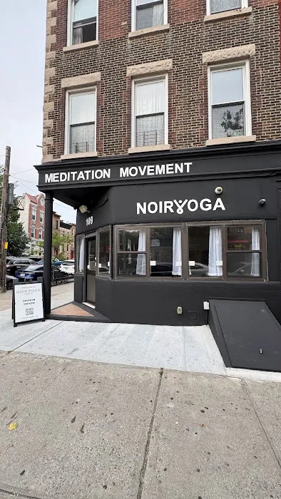 Noir Yoga 4