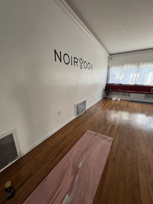 Noir Yoga 4