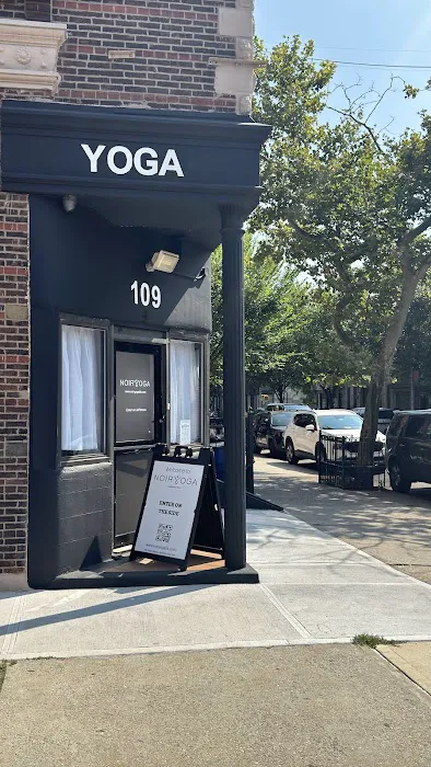 Noir Yoga 4