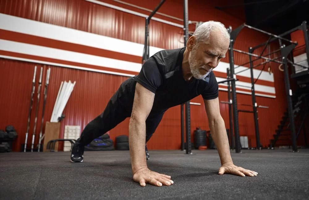 Effective Gym Workouts for Improving Core Strength in Women Seniors